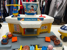 Cargar imagen en el visor de la galería, Vintage Fisher Price 1980's Airport Set