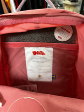 Cargar imagen en el visor de la galería, Fjällräven Kånken Mini Backpack