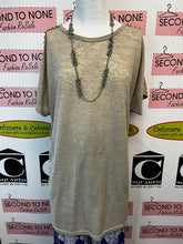 Cargar imagen en el visor de la galería, Studded Shoulder Sparkly Tunic (One Size)