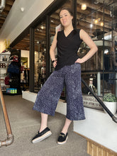 Cargar imagen en el visor de la galería, Navy Fleck-Print Wide-Leg Cropped Pant (Made in Canada) (Only 1 XXL Left!)