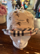 Charger l'image dans la galerie, Reversible Vintage Burberry London Children’s Hat