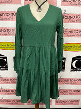 Cargar imagen en el visor de la galería, NWT Green Tiered Dress (Size M)
