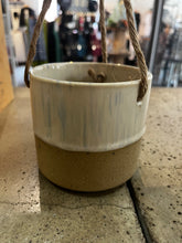 Cargar imagen en el visor de la galería, Hanging Flower Pots (2 Colours)