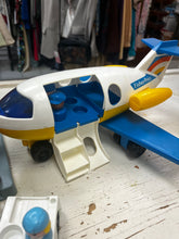 Cargar imagen en el visor de la galería, Vintage Fisher Price 1980's Airport Set