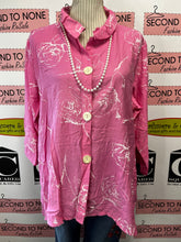 Cargar imagen en el visor de la galería, NWT Pink & White Floral Print Blouse (Size L)