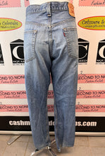 Cargar imagen en el visor de la galería, Men's Levi's 505 Straight Leg Jeans (Size 34Lx32W)