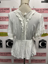 Cargar imagen en el visor de la galería, Papillon Lace Detail Top (Size L)