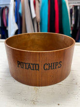 Cargar imagen en el visor de la galería, Vintage MCM Teak Nesting Snack Bowls (Set of 3)