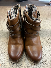 Load image into Gallery viewer, Roxy Heeled Ankle Boots (Size 6)