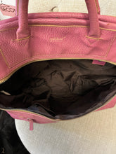 Cargar imagen en el visor de la galería, Matt & Nat Pink Vegan Leather Messenger Bag