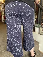 Cargar imagen en el visor de la galería, Navy Fleck-Print Wide-Leg Cropped Pant (Made in Canada) (Only 1 XXL Left!)