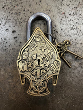Cargar imagen en el visor de la galería, Brass Buddha Head Lock & Keys