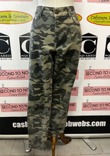 Cargar imagen en el visor de la galería, Jordache Camo Pants (Size 10)