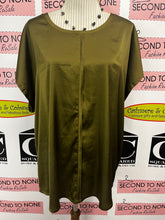 Cargar imagen en el visor de la galería, Olive Green Satin Shirt (Size 2XL)