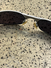 Cargar imagen en el visor de la galería, Vintage 1990s Oakley Square Wire 2.0 Sunglasses