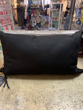 Cargar imagen en el visor de la galería, Cojines de antelina negra (2 tamaños)