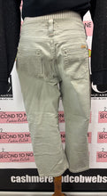 Charger l'image dans la galerie, Levi Green Capris (Size 10)