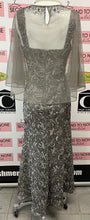 Cargar imagen en el visor de la galería, Laura Petites Grey Ribbon Embroidered Full Length Gown (Size 6P)