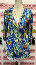 Cargar imagen en el visor de la galería, NWT Colourful Printed Button Up Blouse (Size L)