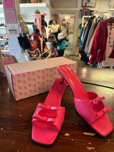 Load image into Gallery viewer, Hot Pink Kitten Heels with Box (Size 9)