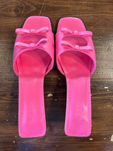 Load image into Gallery viewer, Hot Pink Kitten Heels with Box (Size 9)