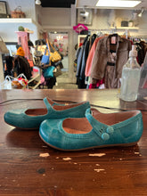 Load image into Gallery viewer, Turquoise Leather Ballet Flats (Size 7)