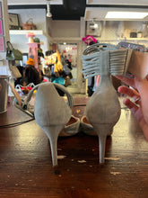 Cargar imagen en el visor de la galería, Le Chateau ‘Luxe’ Suede Heels (Size 10)