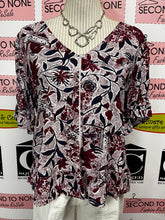 Cargar imagen en el visor de la galería, Lucky Brand Red Floral Blouse (Size M)