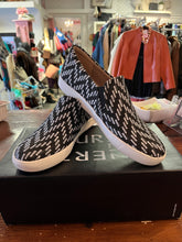 Cargar imagen en el visor de la galería, Naturalizer Black & White Chevron Sneakers (Size 8.5)