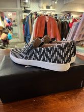 Cargar imagen en el visor de la galería, Naturalizer Black & White Chevron Sneakers (Size 8.5)