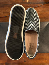 Cargar imagen en el visor de la galería, Naturalizer Black & White Chevron Sneakers (Size 8.5)