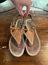 Cargar imagen en el visor de la galería, Teva Brown Hiking Sandals (Size 7)