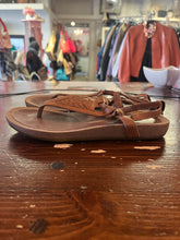 Cargar imagen en el visor de la galería, Teva Brown Hiking Sandals (Size 7)
