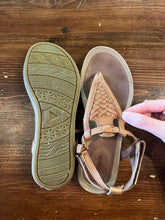 Cargar imagen en el visor de la galería, Teva Brown Hiking Sandals (Size 7)