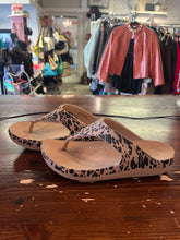 Cargar imagen en el visor de la galería, Animal Print Crocs Flip-Flops (Size 8)