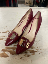 Charger l'image dans la galerie, Nine West Muted Red & Gold Buckle Pumps (Size 8.5)