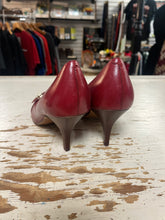 Charger l'image dans la galerie, Nine West Muted Red & Gold Buckle Pumps (Size 8.5)