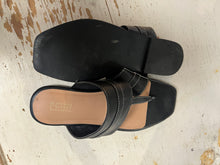 Load image into Gallery viewer, Pennington’s Black Thong Sandals (Size 9WW)