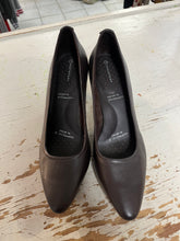 Charger l'image dans la galerie, Dark Brown Rockport adiPRENE by Adidas Comfort Pumps (Size 9)