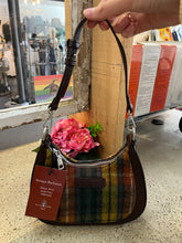 Cargar imagen en el visor de la galería, Authentic Scottish Tartan Shoulder Purse (2 Tartan Colours Left!)