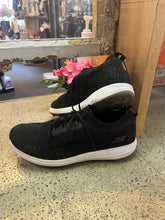Load image into Gallery viewer, Skechers Go Golf Shoes (Size 8.5)