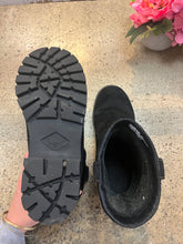 Load image into Gallery viewer, Black Suede Winter Boots (Size 6)