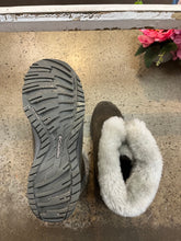 Load image into Gallery viewer, Columbia Front Zip Winter Boots (Size 6)