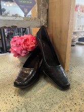 Load image into Gallery viewer, Bass & Co Faux Croc Leather Heels (Size 6.5)