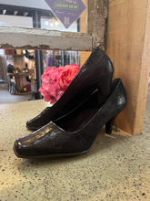 Load image into Gallery viewer, Bass & Co Faux Croc Leather Heels (Size 6.5)