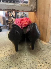 Load image into Gallery viewer, Bass & Co Faux Croc Leather Heels (Size 6.5)