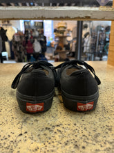 Cargar imagen en el visor de la galería, Vans Black ‘Authentic Shoe’ (Women’s 6.5/ Men’s 5)