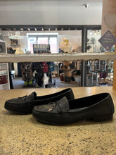 Load image into Gallery viewer, Mootsies Tootsies Black Loafers (Size 10)