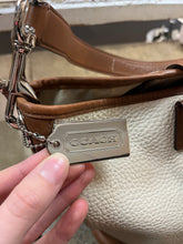 Cargar imagen en el visor de la galería, Coach Pebbled Leather Tote Bag