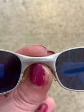 Cargar imagen en el visor de la galería, Vintage 1990s Oakley Square Wire 2.0 Sunglasses